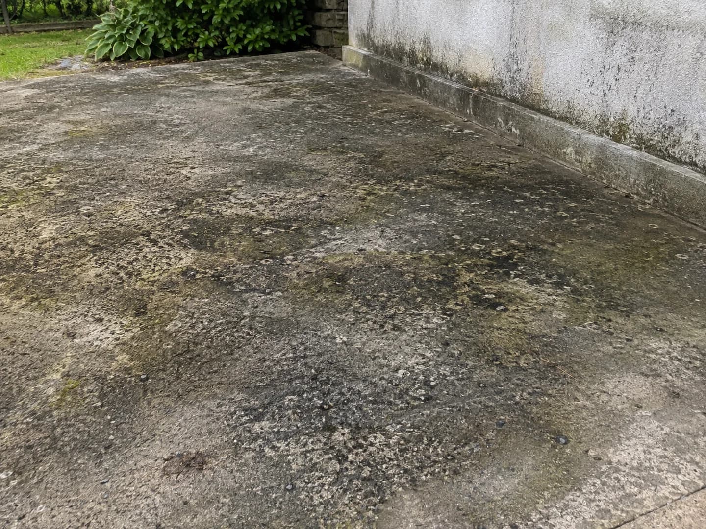 Szennyezett kültéri kemény burkolat magasnyomású tisztítás előtt
